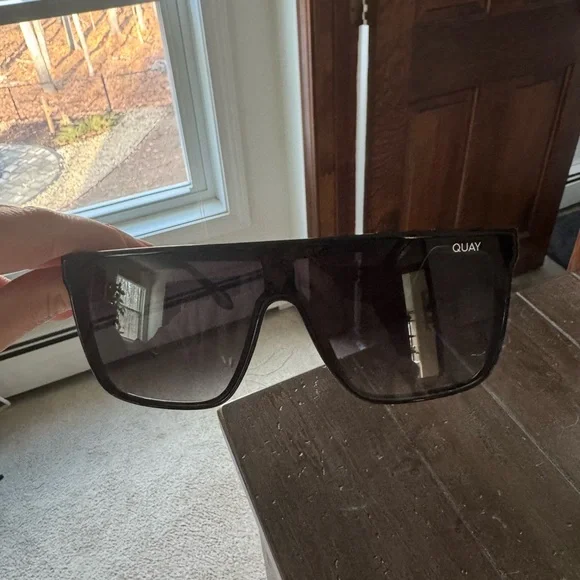 Brand new Quay Sunglasses. - Picture 3 of 3